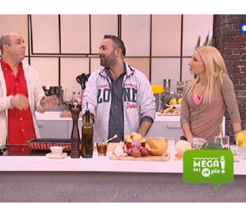 Πώς να φορέσεις τα ανοιξιάτικα top για να κρατηθείς ζεστή στα πρώτα κρύα όπως η Έλενα Τσαβαλιά