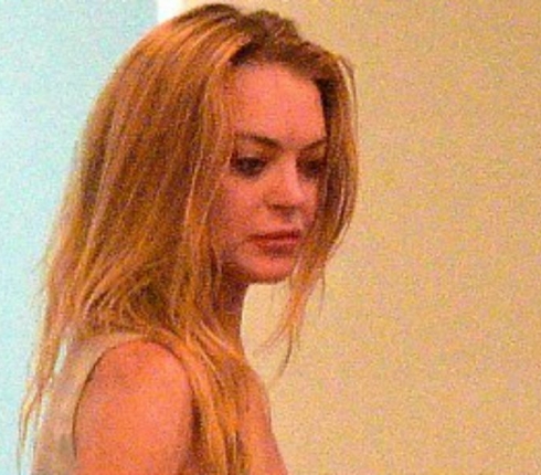 Lindsay Lohan: Ξυπόλητη, ατημέλητη και ταλαιπωρημένη στο yacht της στο St. Tropez