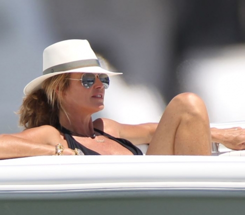 Elle Macpherson: Μετάνιωσα που δεν πρόσεξα το δέρμα μου