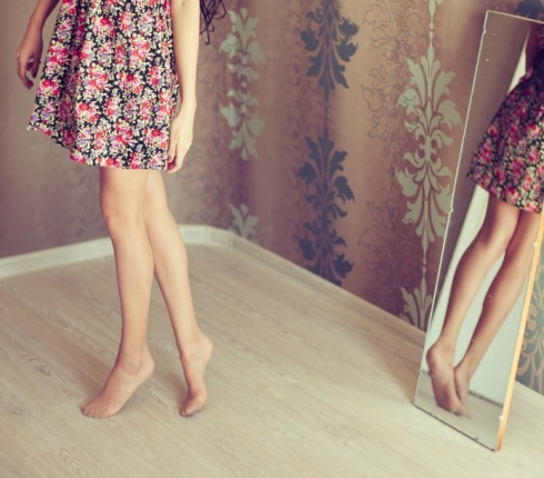 10 στυλιστικά tips για να δείχνουν τα πόδια σας πιο ψηλά