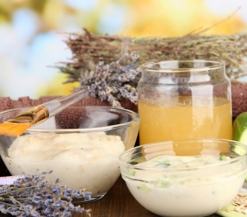 DIY: Φτιάξε 3 πανεύκολες μάσκες με υλικά που ήδη έχεις