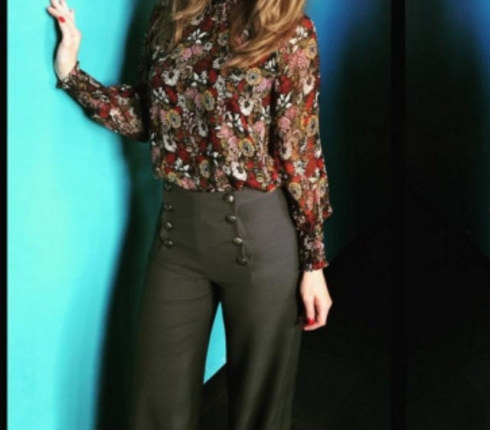 Street style : Η Μαρία Μενούνος συνδυάζει το floral πουκάμισο με τον πιο stylish τρόπο