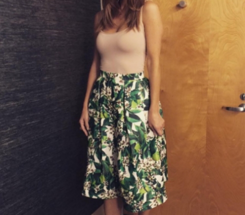 Street style: Η Maria Menounos συνδυάζει την floral φούστα με τον πιο girly-chic τρόπο