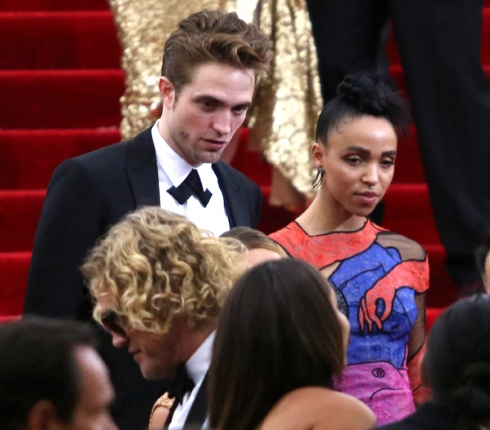 Robert Pattinson- FKA Twigs: Full ερωτευμένοι στο Met Gala