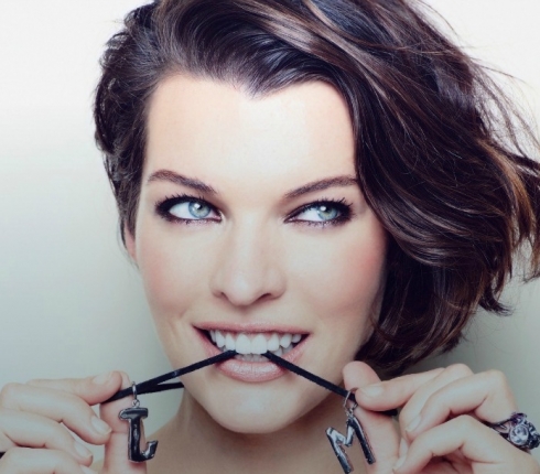 Mila Jovovich: Ποστάρει φωτογραφίες της μόλις τεσσάρων ημερών κόρης της