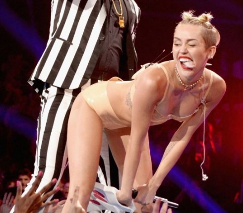 Miley Cyrus... την πάτησες! Ξεκίνησε η πρώτη σχολή twerking στον κόσμο (video) - Κεντρική Εικόνα