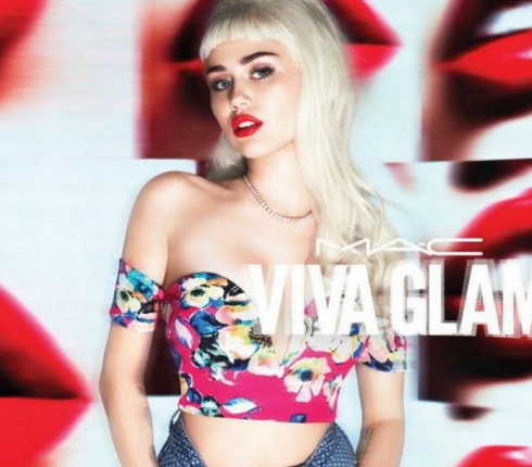 Η Miley Cyrus ποζάρει για καλό σκοπό με μακριά ξανθά μαλλιά