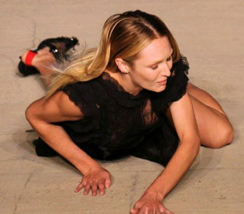 Οοps!Η Candice Swanepoel (supermodel) προσγειώθηκε ανώμαλα στην πασαρέλα!