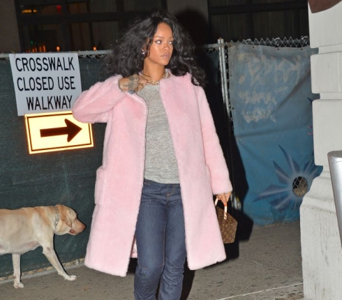 Τι τρέχει με τη Rihanna; Μελαγχολική στη Νέα Υόρκη