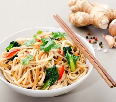 Συνταγή απλή και διαιτητική: Σαλάτα με noodles και σάλτσα ροδιού 