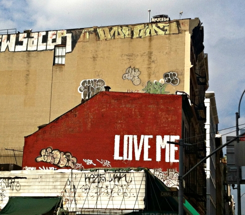 Η Ματίνα Δεμελή φωτογραφίζει έναν love me τοίχο στη Νέα Υόρκη