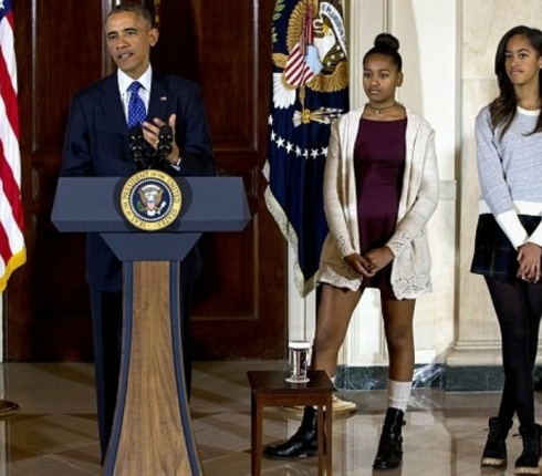 Kατακραυγή επειδή έγραψε κακίες για τις κόρες του Obama (και τα απρεπή μίνι τους)