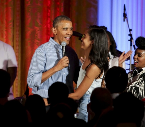 Αυτός είναι ο πιο cool πλανητάρχης! Ο Βarack Obama τραγουδάει Happy Birthday στην κόρη του! 