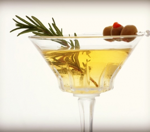Έρχονται φίλοι για ποτάκι; Φτιάξε ένα διαφορετικό Olive Rosemary Martini