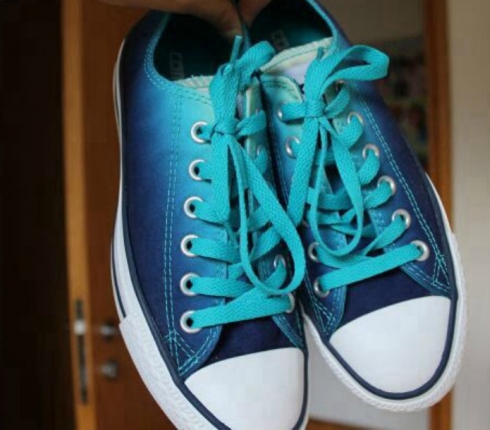 DIY : Φτιάξε τα πιο εντυπωσιακά μπλε sneakers με ombre εφέ