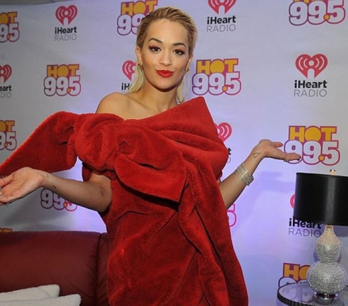 Η Rita Ora φόρεσε το... red carpet!