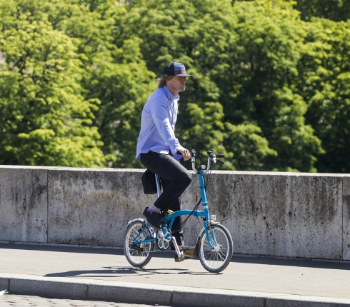 Owen took his bike! Τι κάνει ο Owen Wilson στο Παρίσι;