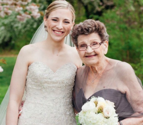 Η γιαγιά Betty στα 89 της γίνεται η παράνυφος της εγγονής της! (viral photos)