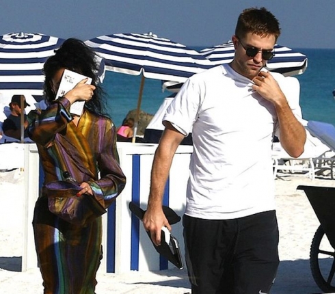 Ο Robert Pattinson συνεχίζει τα μπάνια του μέσα στο χειμώνα