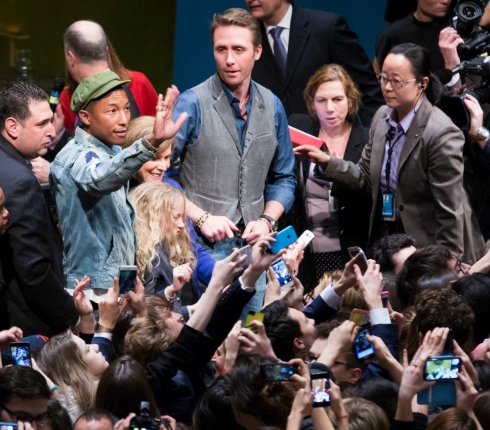 Pharrell Williams: Στη Νέα Υόρκη μιλάει για την Παγκόσμια Ημέρα της Eυτυχίας 