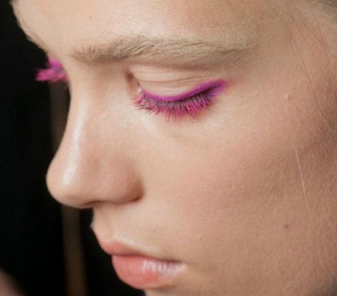 Ροζ eyeliner: Όλοι οι τρόποι να το συνδυάσεις