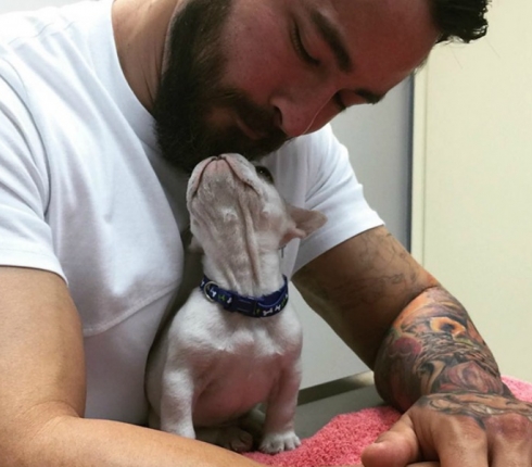 Instagram: Η νέα μόδα μας έχει τρελάνει: Σέξι άντρες ποζάρουν με τα σκυλάκια τους (photos - video)