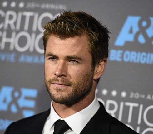 Ο Thor είναι sexy και με κουστούμι! H εμφάνιση του Chris Hemsworth στο κόκκινο χαλί