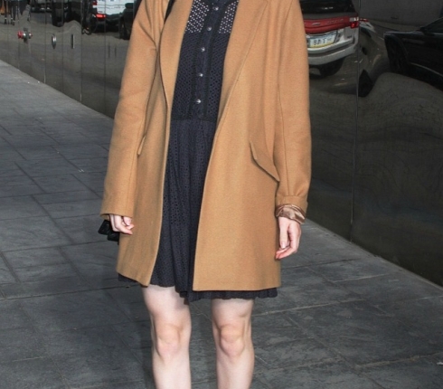 Street style : H Rachel Brosnahan με καμηλό - μαύρο σύνολο, δείχνει σέξι και chic