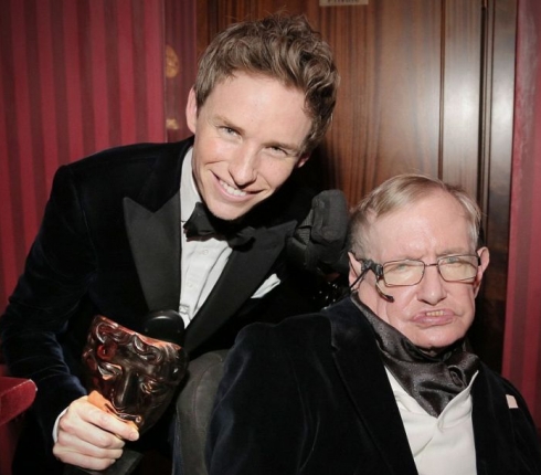 BAFTA Awards: Τα δάκρυα του Eddie Redmayne και η αφιέρωση στον Stephen Hawking