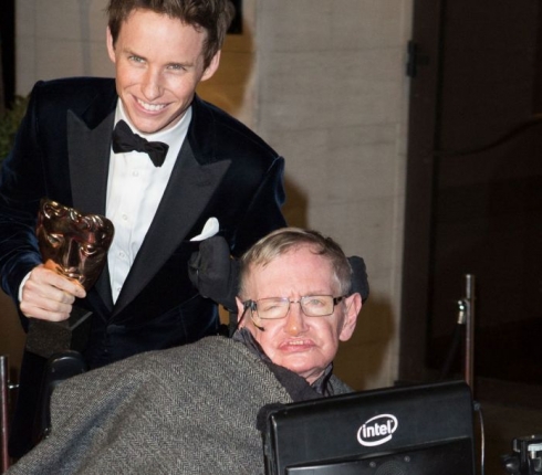 Oscars 2015: Το συγκινητικό μήνυμα του Stephen Hawking στον Eddie Redmayne