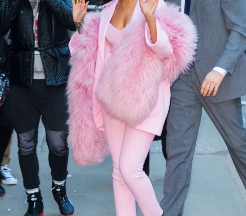 Rihanna : Εμφανίστηκε σαν ροζ οπτασία στο Good Morning America