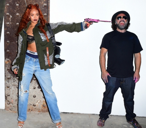 Rihanna: Ανατρεπτικό photoshoot στη νέα gallery του Mr. Brainwash