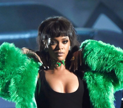 Rihanna: Οι καυτές σκηνές από το νέο προκλητικό clip Bitch Better Have My Money