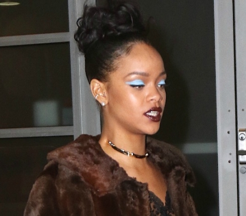 Λατρέψαμε την γαλάζια σκιά της Rihanna! Δοκίμασέ την και εσύ