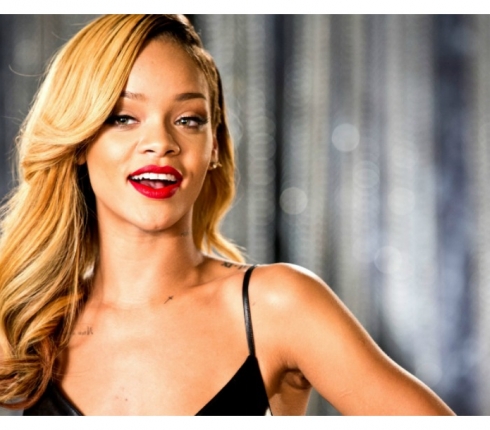 H Rihanna μοιράζει υποτροφίες σε κορυφαία Πανεπιστήμια