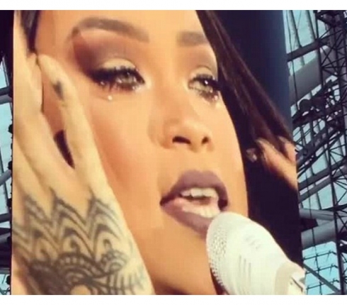 Η Rihanna είχε μια στιγμή Μποφίλιου στη σκηνή! (video)