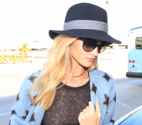 Leave your hat on όπως η Rosie Huntington-Whiteley