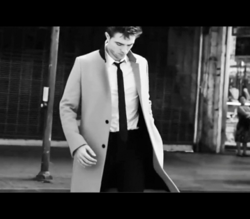 Robert Pattinson: Μόνος στη Νέα Υόρκη (και μυρίζει υπέροχα)!