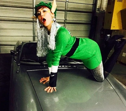 Στο πνεύμα των (δικών της) Χριστουγέννων η Miley Cyrus! Τι έκανε πάλι η νεαρή star;