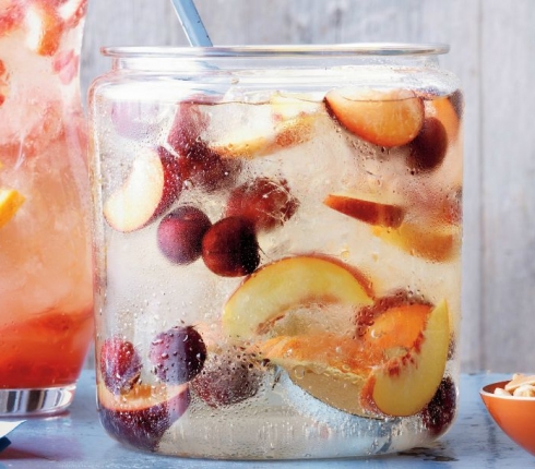 Φτιάξε το καλύτερο καλοκαιρινό cocktail: Peach Plum Sangria   