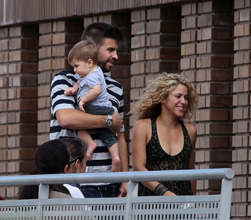 Μια ευτυχισμένη οικογένεια! Η Shakira και ο Pique βόλτα στη Βαρκελώνη