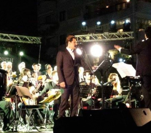 Σάκης Ρουβάς: Καταχειροκροτήθηκε για τη στομφώδη ερμηνεία του Άξιον Εστί!