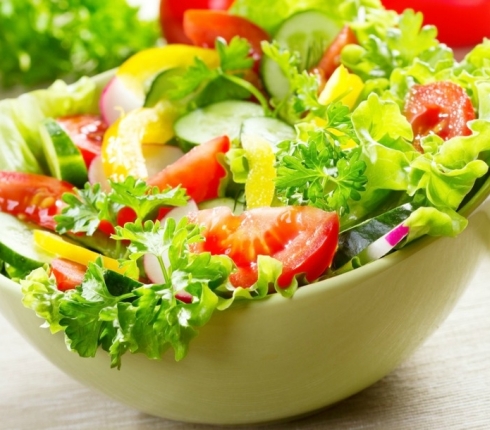 Light γεύμα: Φτιάξε μια σαλάτα με σάλτσα γιαουρτιού