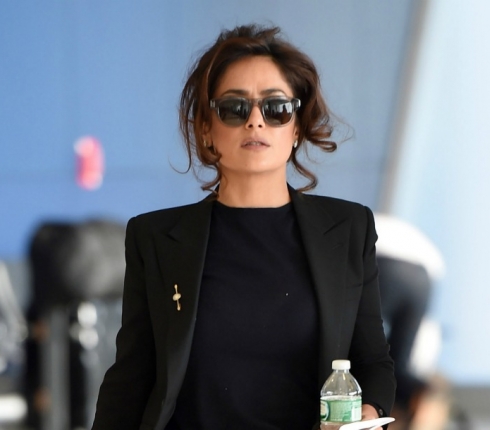 Salma Hayek: Το σικάτο της look στο αεροδρόμιο JFK