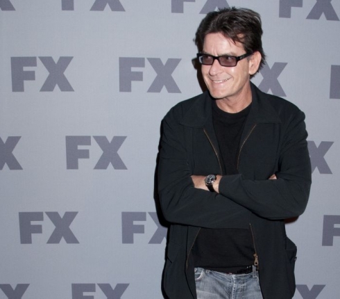 Είναι large ο Charlie Sheen! Άφησε το δαχτυλίδι των αρραβώνων στην πρώην του