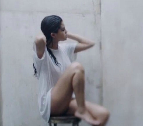 Selena Gomez: Γυμνή στο ντους στο νέο της videoclip