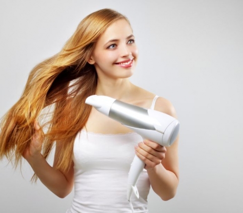 Ίσιωμα μαλλιών με σεσουάρ: Πώς θα το κάνεις μόνη σου