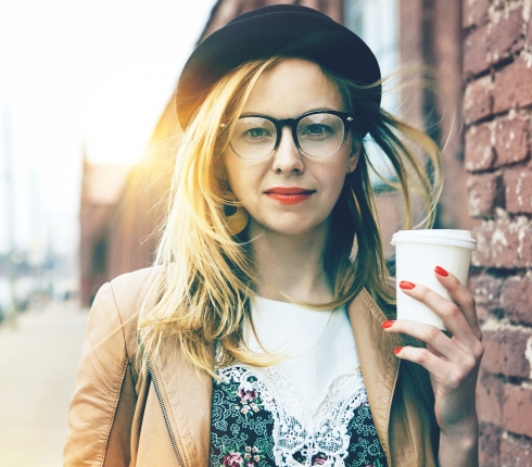 Γιατί η pop κουλτούρα αντιμετωπίζει τις γυναίκες με γυαλιά ως ασχημόπαπα;