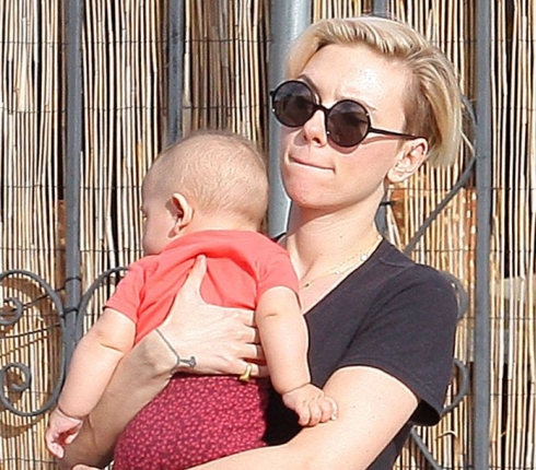 H βόλτα της Scarlett Johansson με την κόρη της