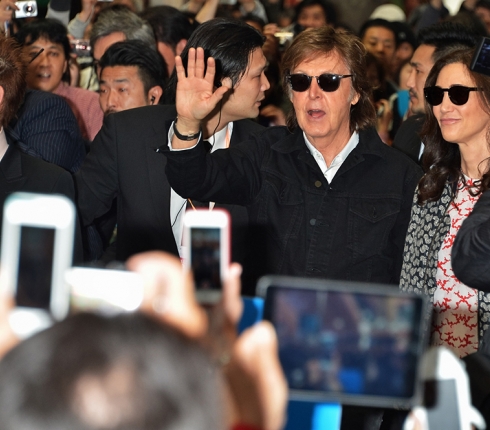 Paul McCartney: Χαιρετάει τους Γιαπωνέζους φαν του